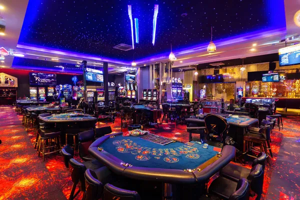 Uma mulher glamourosa segurando fichas de cassino em um ambiente iluminado por néon, representando a atmosfera premium do cassino online AF77.