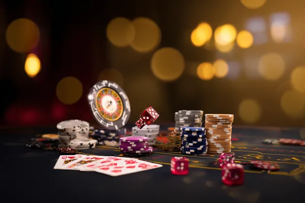 Um dealer confiante cercado por fichas de cassino convidando jogadores a acessar sua conta AF77, refletindo opções de login rápidas e fáceis.